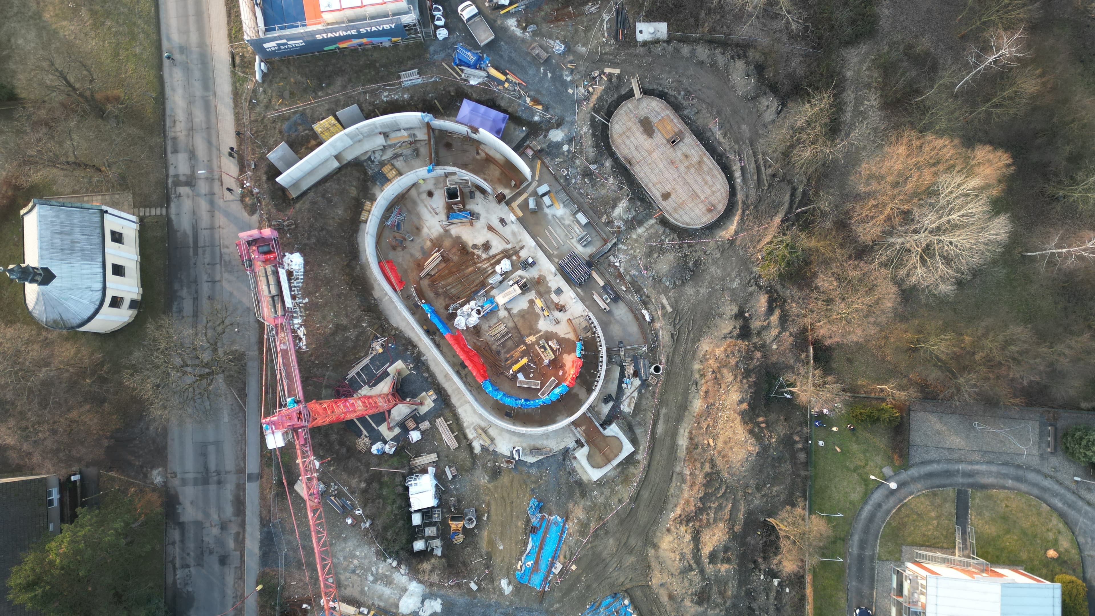březen 2026