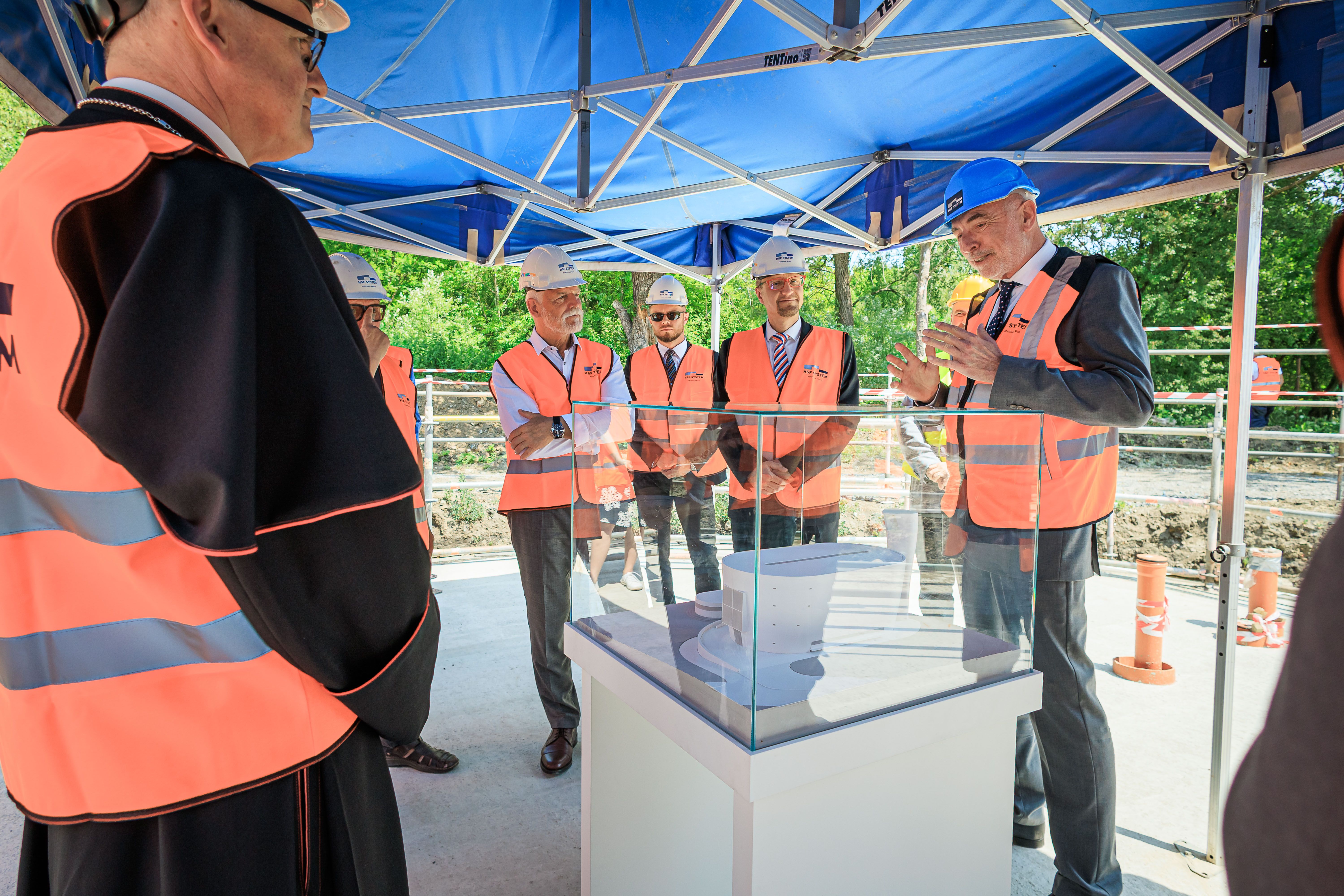 Prezident Petr Pavel a arcibiskup Stanislav Přibyl navštívili stavbu nového kostela a komunitního centra v Neratovicích