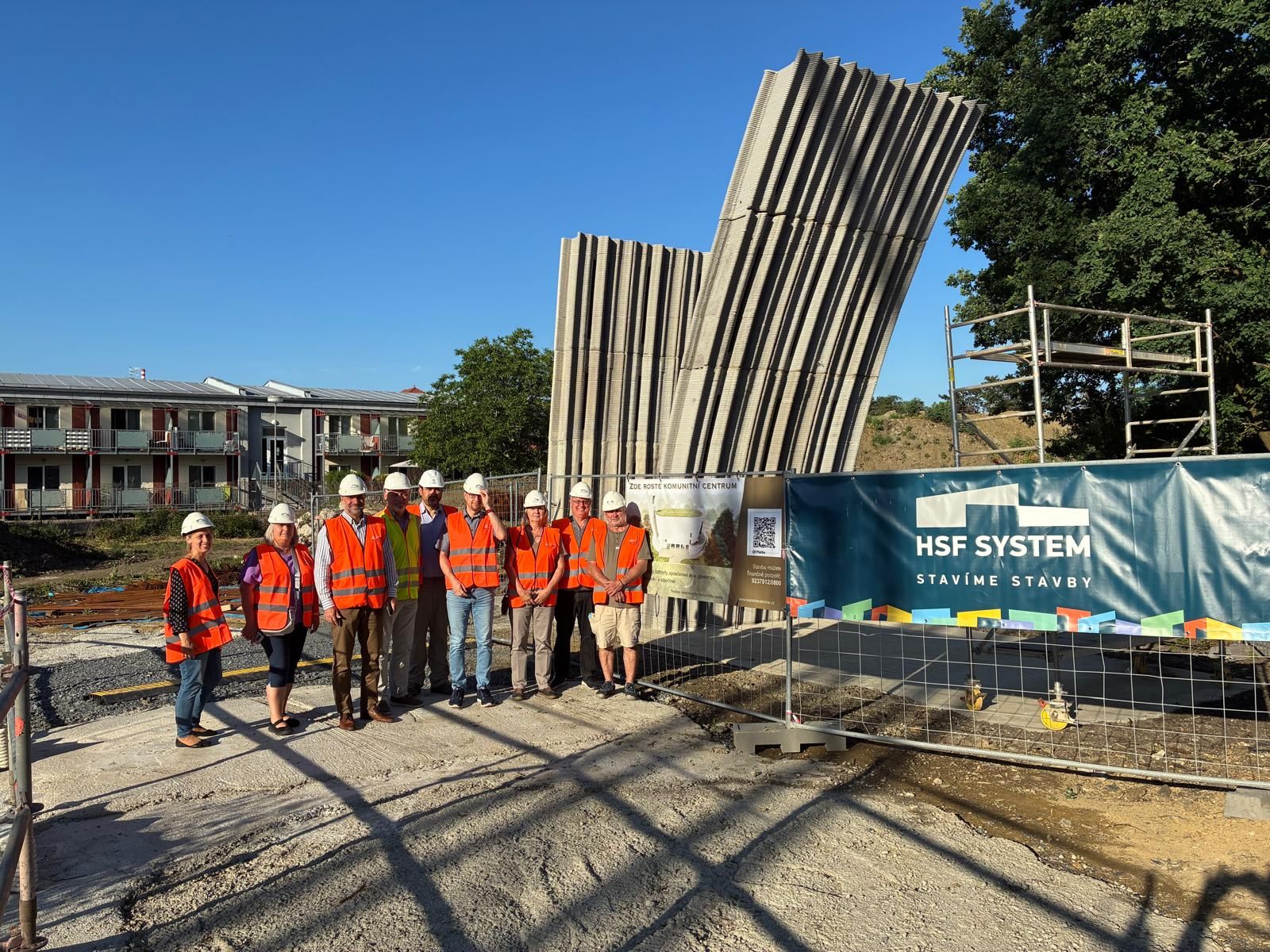Návštěvy zastupitelů města Neratovice, dobrovolníků a dárců na stavbě nového kostela Nejsvětější Trojice a komunitního centra kardinála Josefa Berana