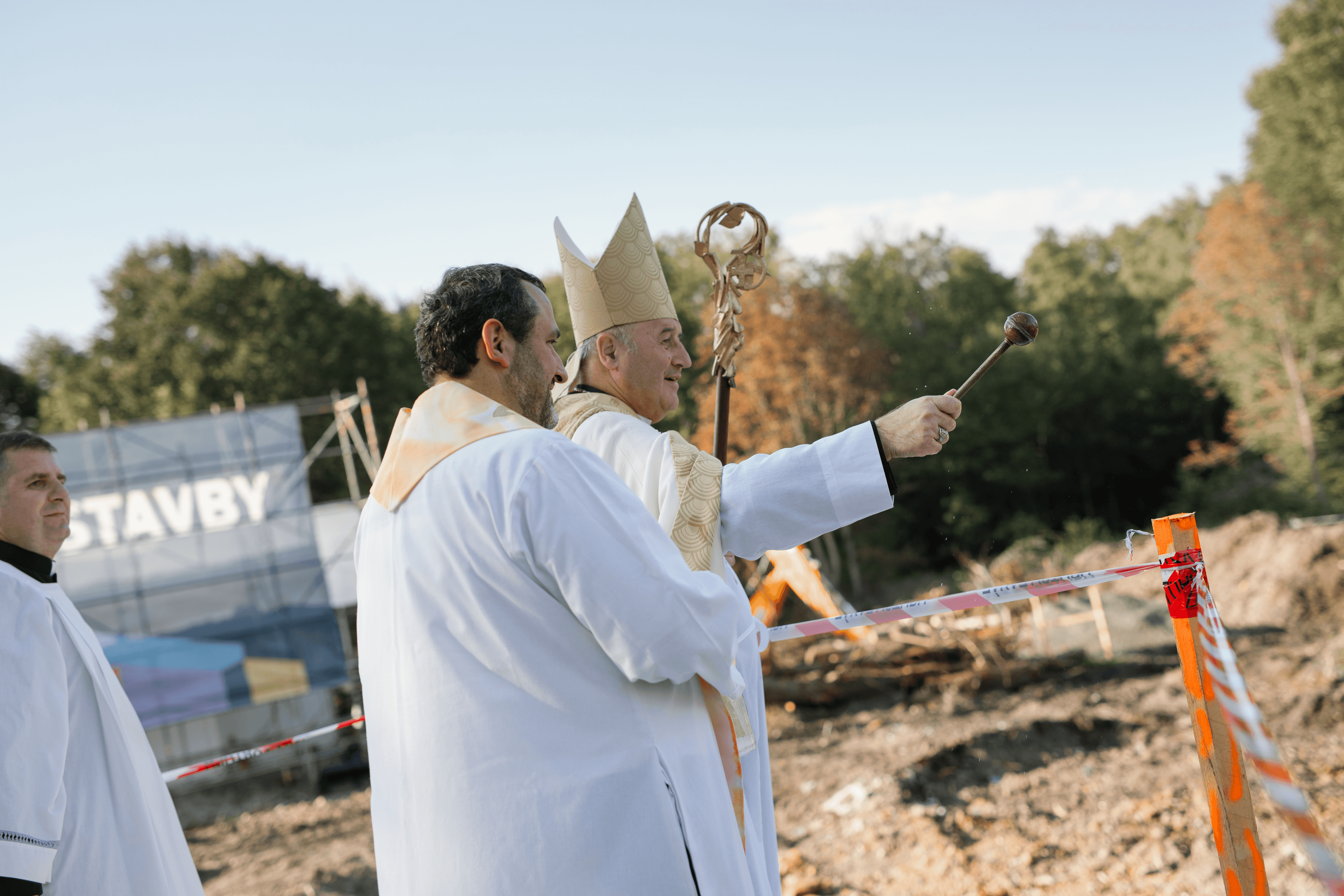 Občané Neratovic se dočkají prvního kostela. Jeho základní kámen požehnal pražský arcibiskup Jan Graubner