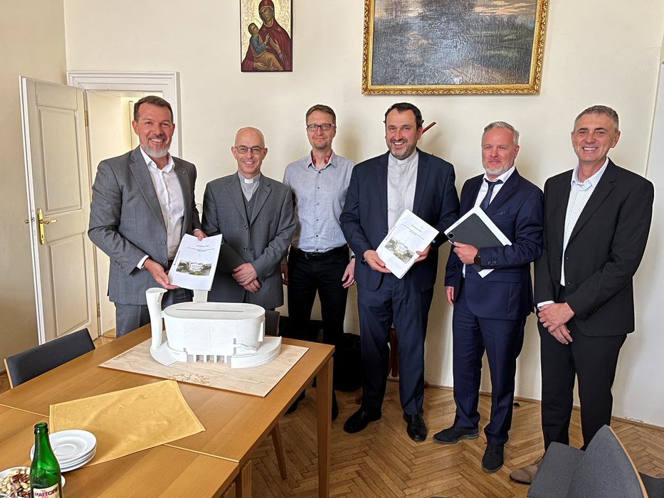 Podpis smlouvy na stavbu kostela